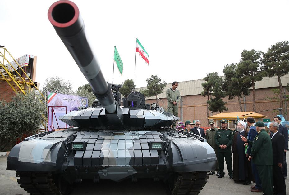 روحاني يتفقد أحد الدبابات