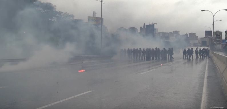 الشرطة الفنزويلية تتصدي للمتظاهرين وتطلق قنابل الغاز