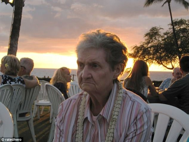 سيدة تبلغ من العمر 90 عاماً تزور جزر الهاوي لأول مرة بعد أن حلمت أن تزور هذا المكان طول عمرها