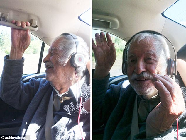 رجل يبلغ من العمر 92 عاماً يستخدم لأول مرة سماعات الأذن لأول مرة مستمتعاً بأغاني راب
