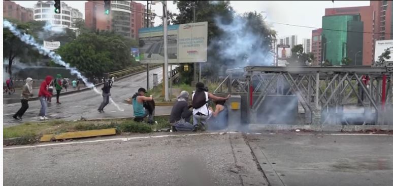 اشتباكات بين المتظاهرين والسرطة الفنزويلية
