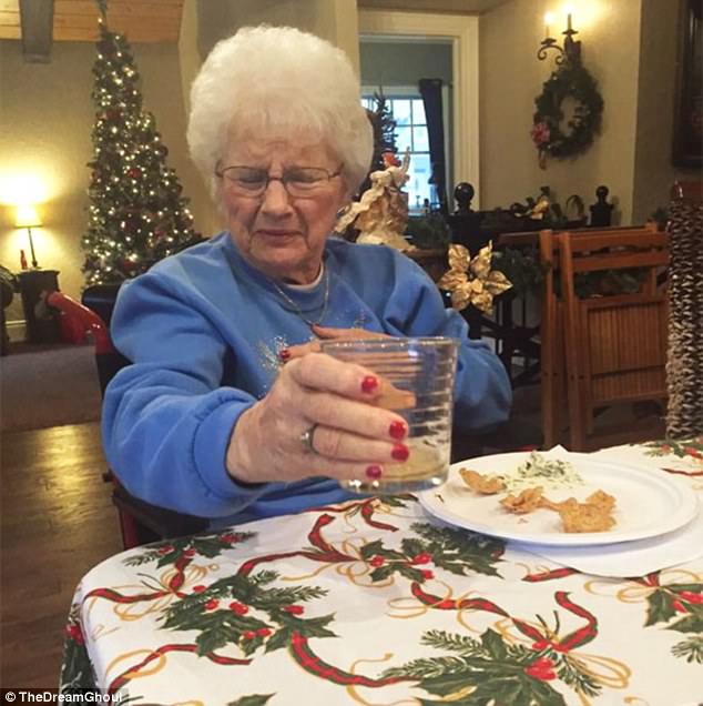 صورة لأحد الجدات وهي تجرب احتساء البيرة لأول مرة