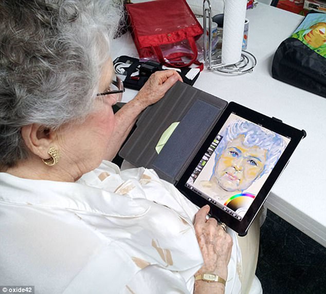 لقطة لأحد الجدات التي تبلغ من العمر 84 عاماً تقوم بالرسم على الاي باد اشتراه لها حفيدها