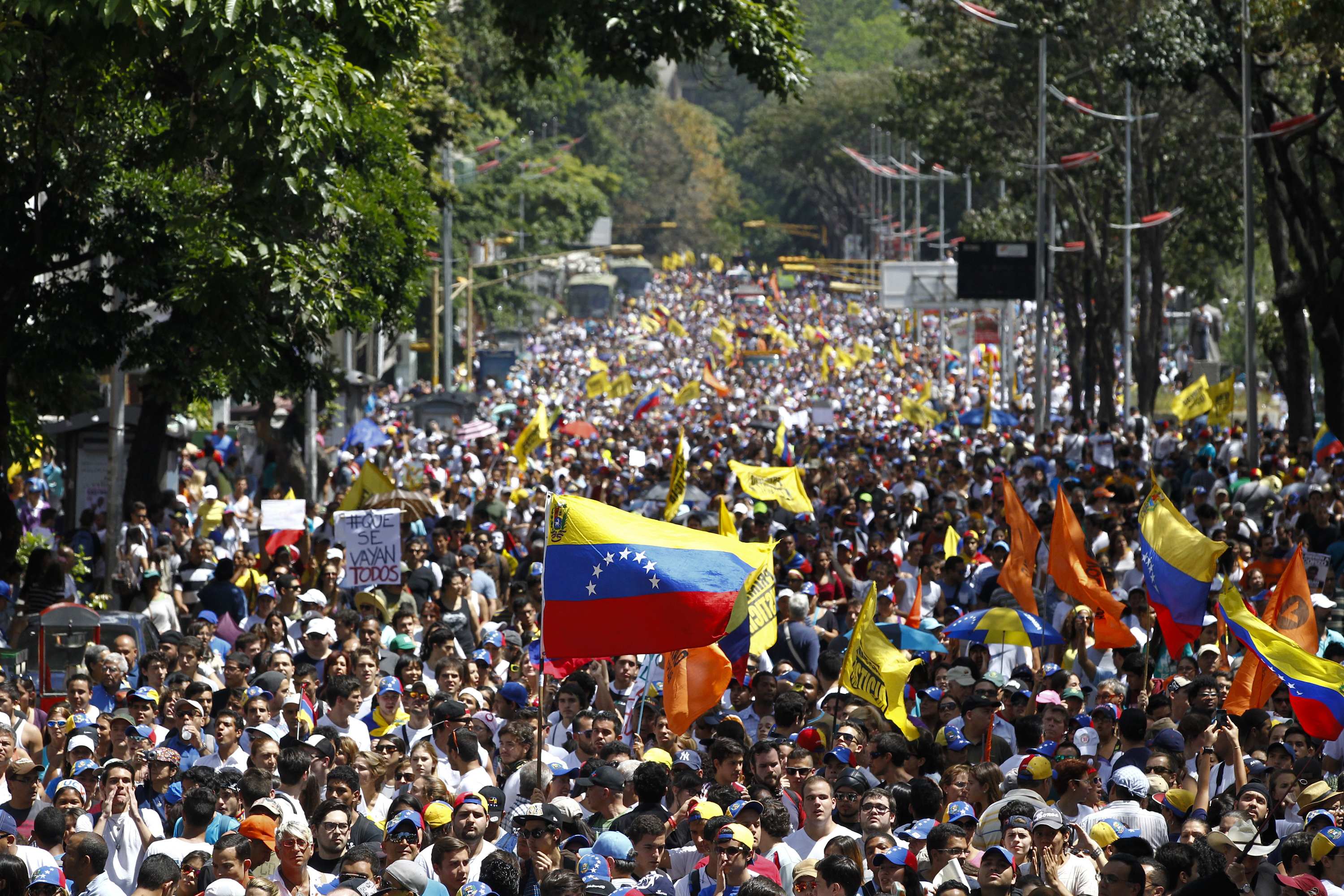 الالآف المتظاهرين يطالبون برحيل الرئيس الفنزويلي