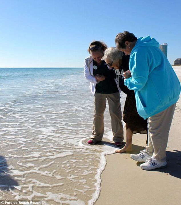 إحدى اللقطات لأحفاد سيدة يساعدونها أن ترى المحيط لأول مرة