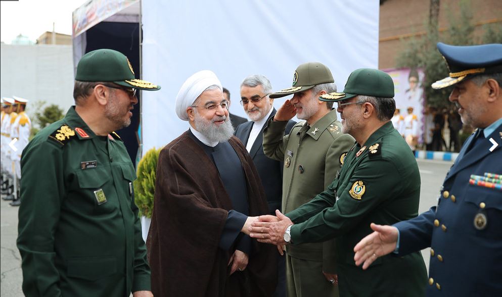 الرئيس الايراني حسن روحاني يصافح قيادات وزارة الدفاع