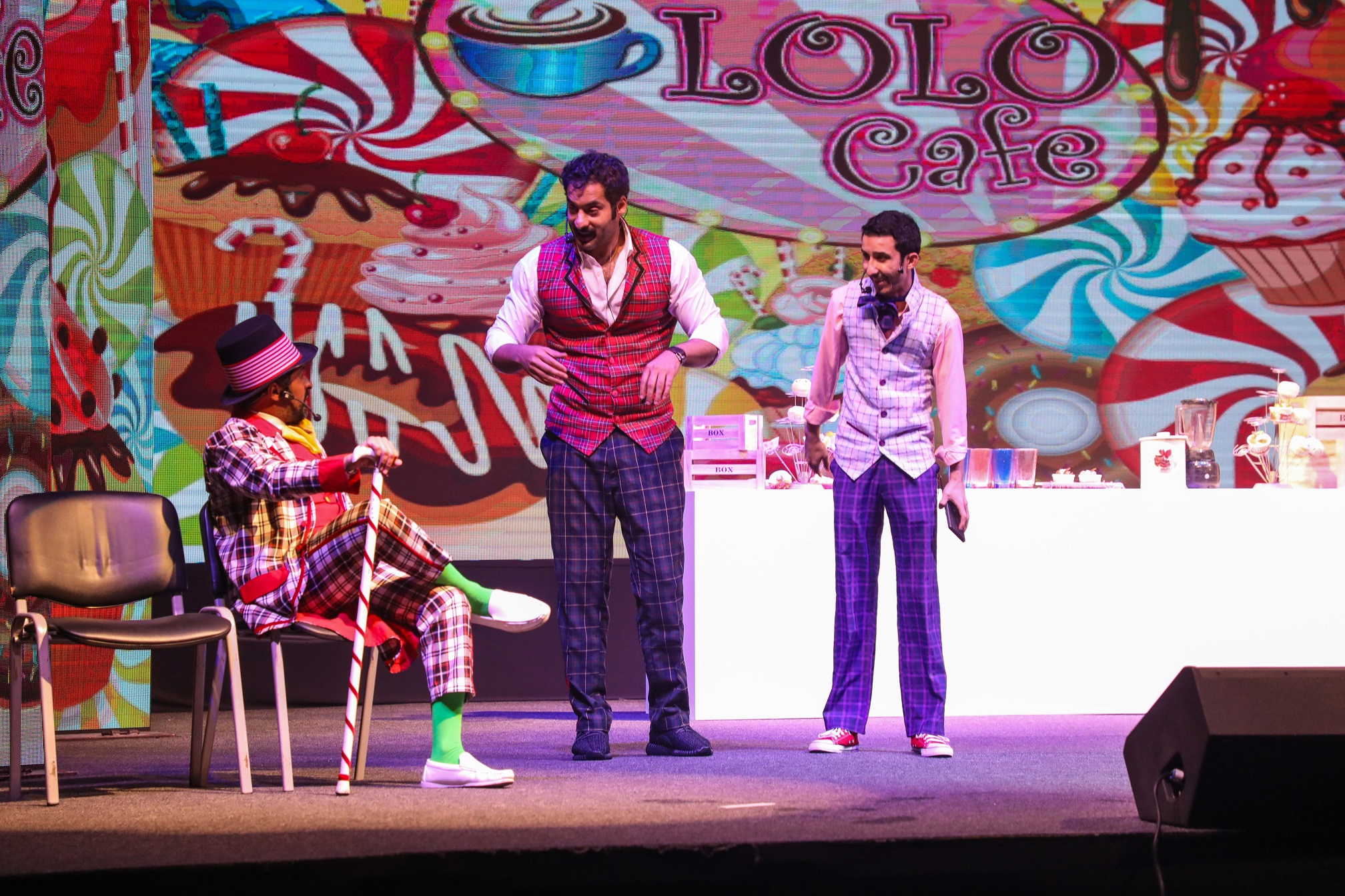 مشهد من مسرحية مصنع الكاكاو 2 في مهرجان الشارقة القرائي للطفل