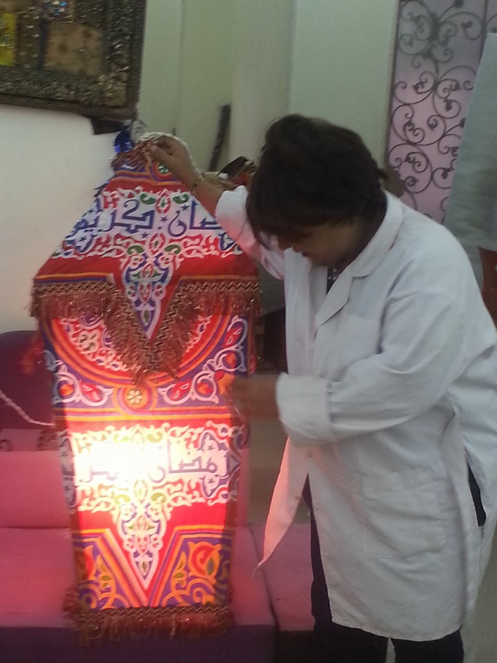 النساء والشباب تصنع زينة رمضان من المخلفات الصناعية (7)
