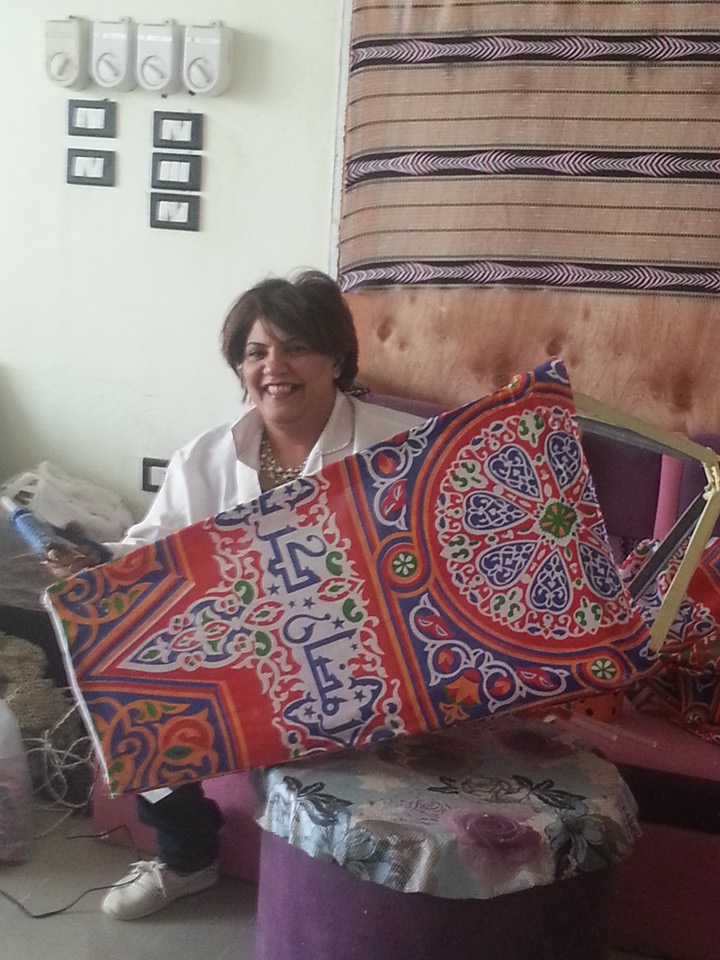 النساء والشباب تصنع زينة رمضان من المخلفات الصناعية (9)