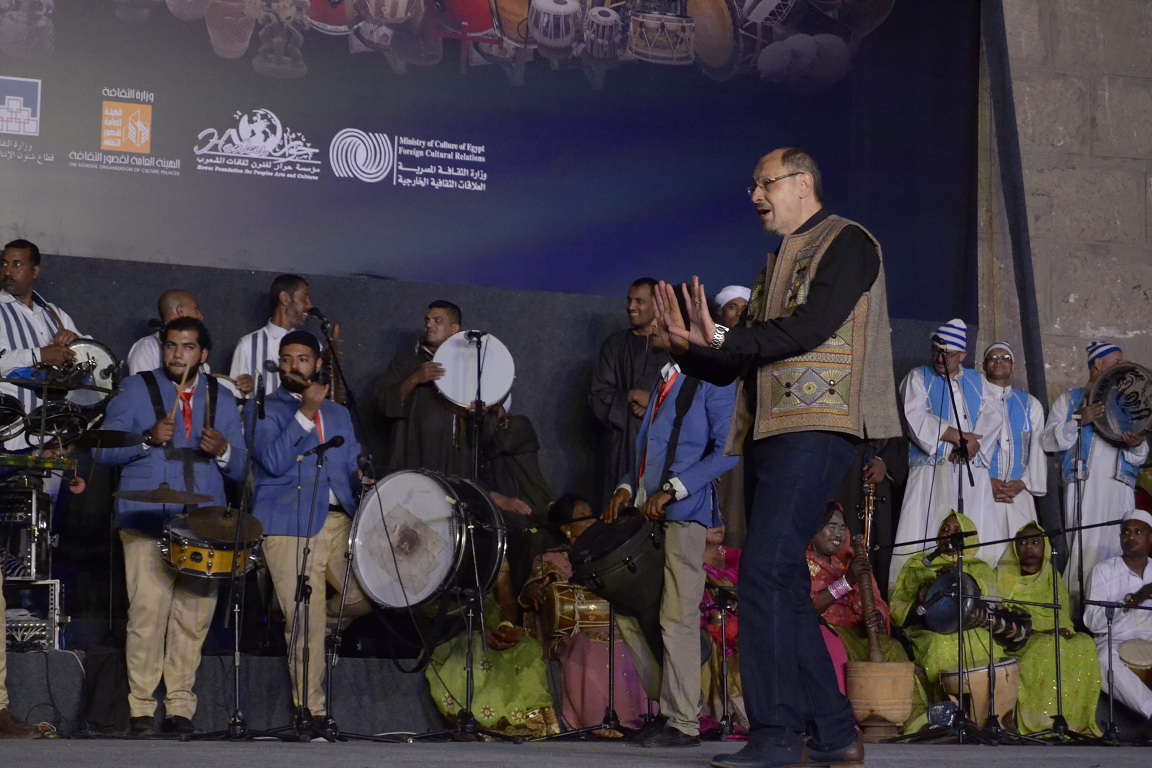 انتصار عبد الفتاح يقود الفرق الدولية في رسالة سلام للعالم