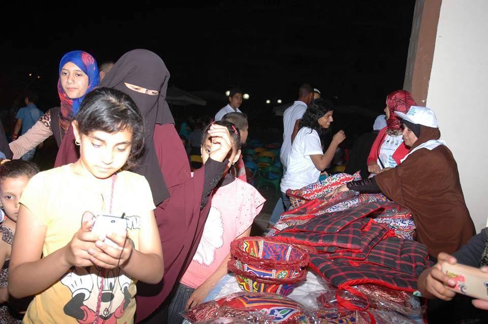 النساء والشباب تصنع زينة رمضان من المخلفات الصناعية (3)