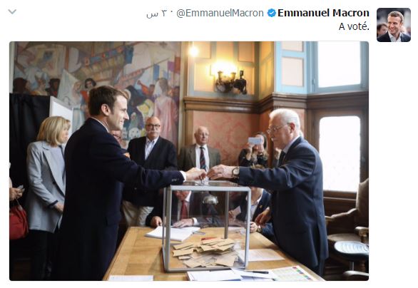 المرشح الرئاسي ايمانويل ماكرون يدلي بصوته في الانتخابات