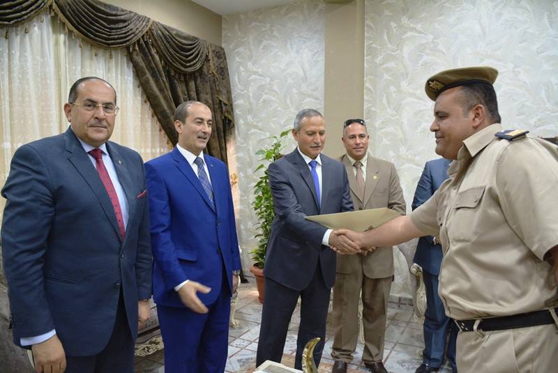 تسليم نوط الامتياز.jpg1