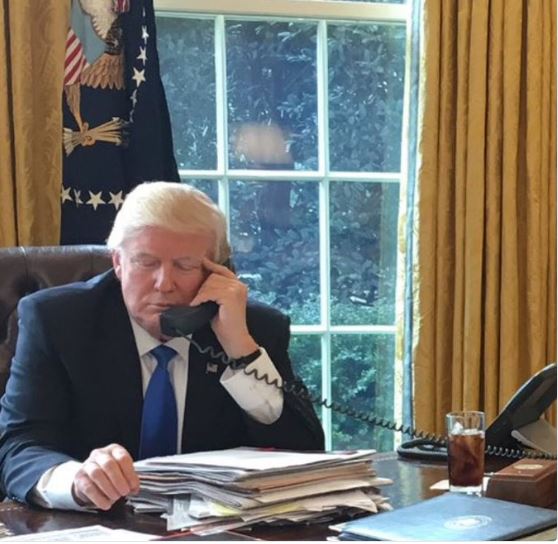 ترامب يجلس أمام مكتبه بالبيت الأبيض