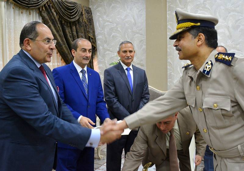 تسليم نوط الامتياز.jpg4