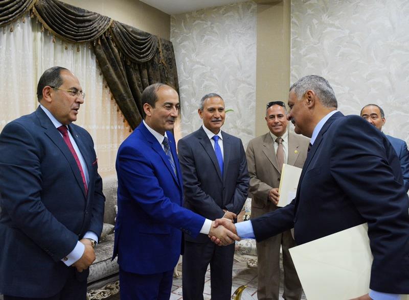 تسليم نوط الامتياز.jpg3