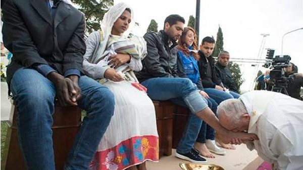 بابا الفاتيكان يقبل قدم لأجي سوري