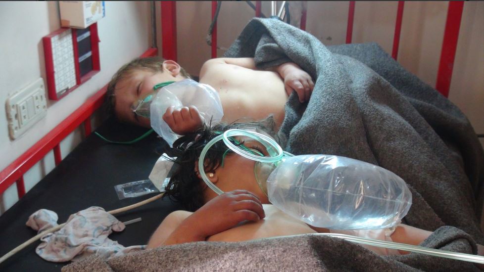 الأطفال ضحايا الغازات السامة ومحاولات انقاذهم