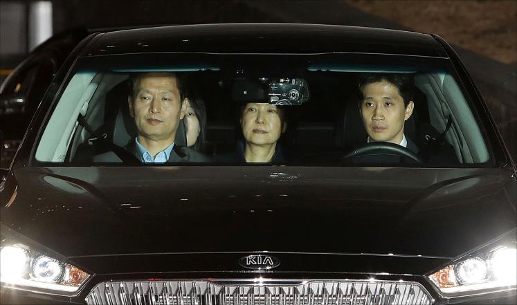 رئيس كوريا الجنوبية خلال ترحيلها للسجن