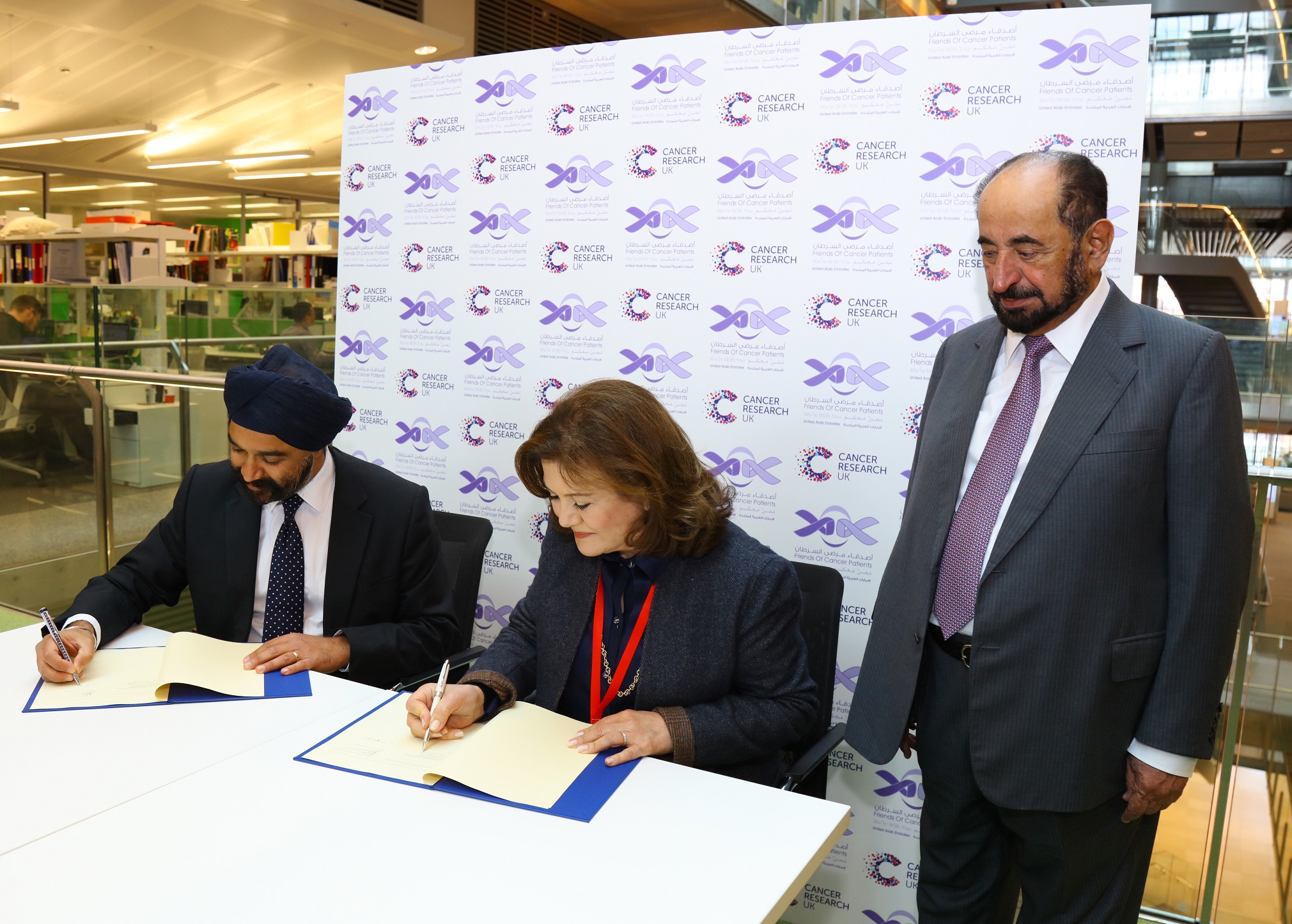 الشيخ الدكتور سلطان بن محمد القاسمي يشهد توقيع اتفاقية تعاون بين جمعية أصدقاء مرضى السرطان والجمعية البريطانية لأبحاث السرطان