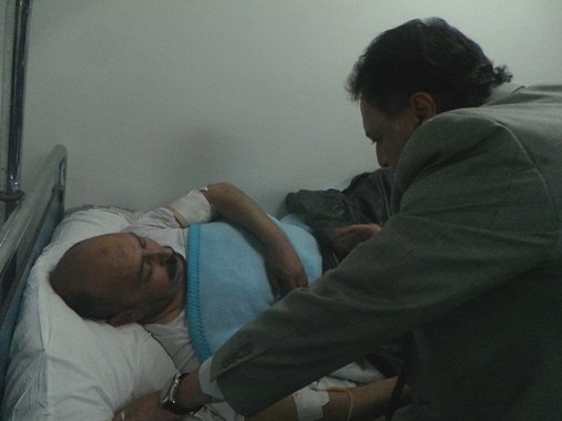 89639-وزير-الصحة-يطمئن-على-أحد-المصابين-بحادث-الاسكندرية