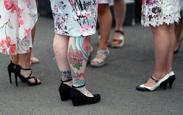 فتاة رسمت على ساقها تاتو بنفس نقشات  الفستان التي ترتديه