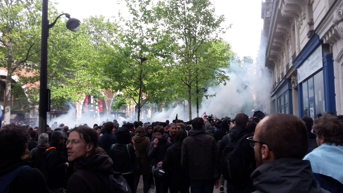 الغاز المسيل للدموع بمظاهرات فرنسا