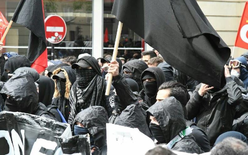الملثمون يثيرون الشغب في الاحتجاجات الفرنسية