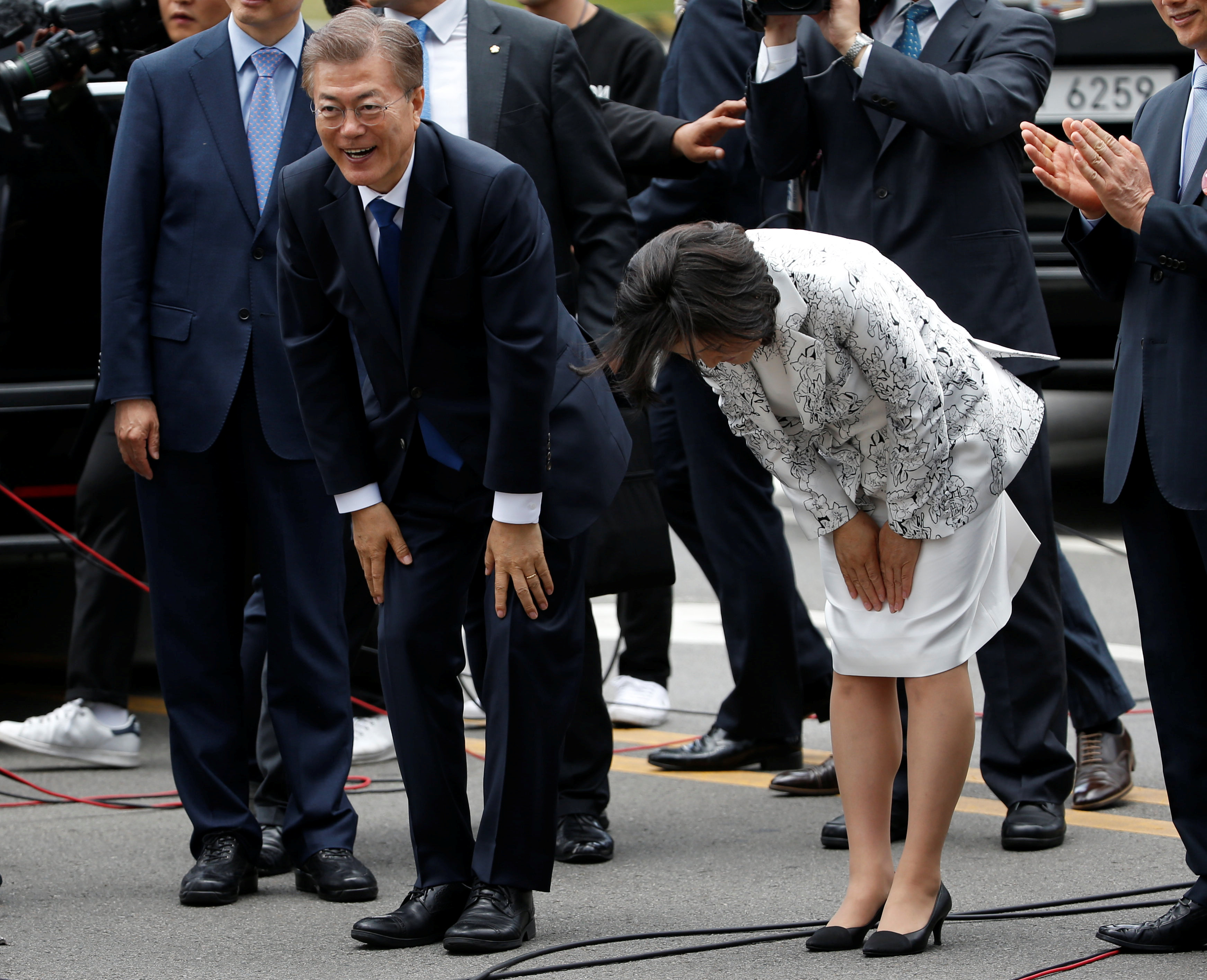 رئيس كوريا الجنوبية وزوجته ينحنيان لأنصارهما