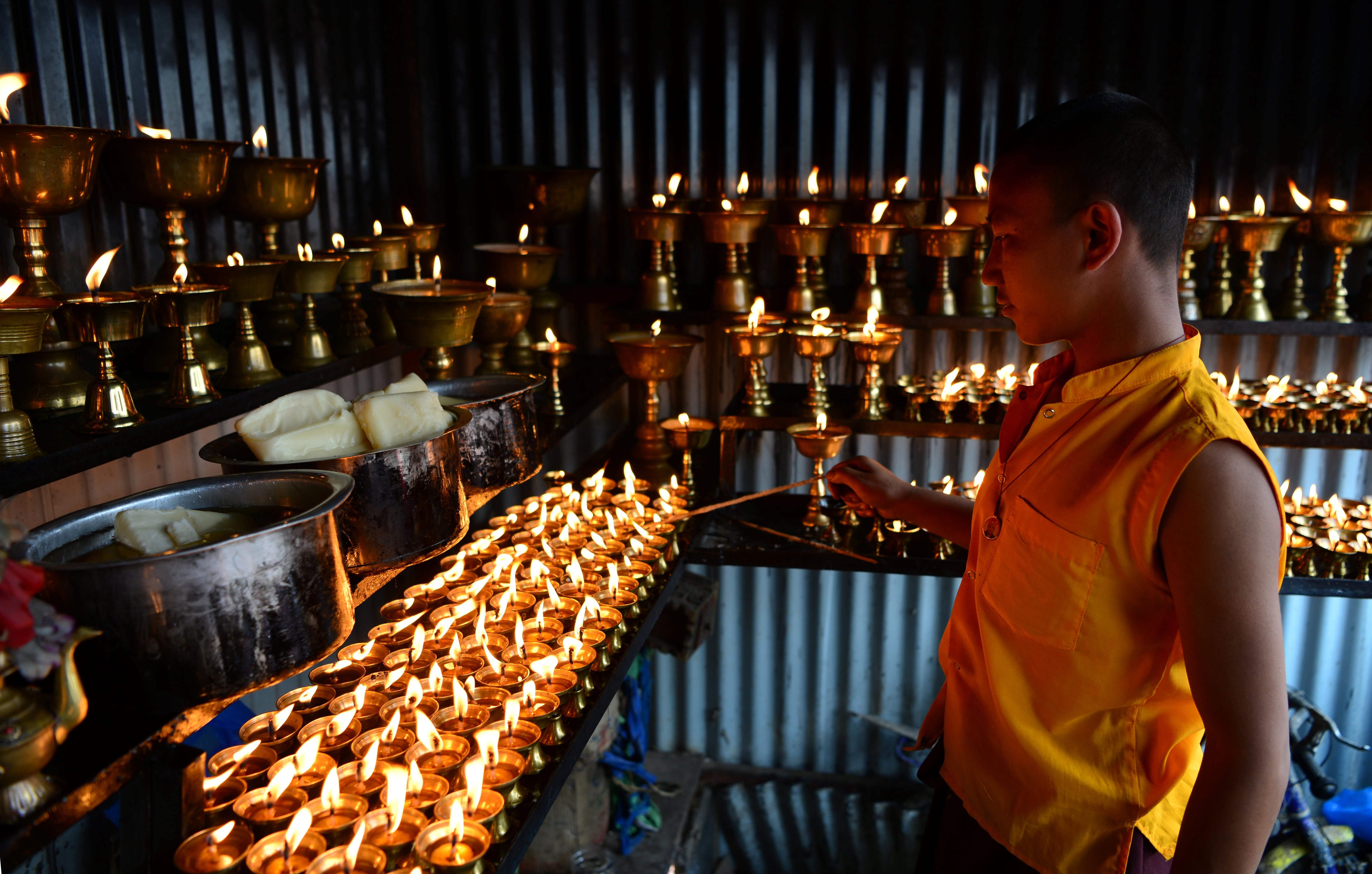 إضاءة المصابيح فى ذكرى عيد ميلاد بوذا بنيبال