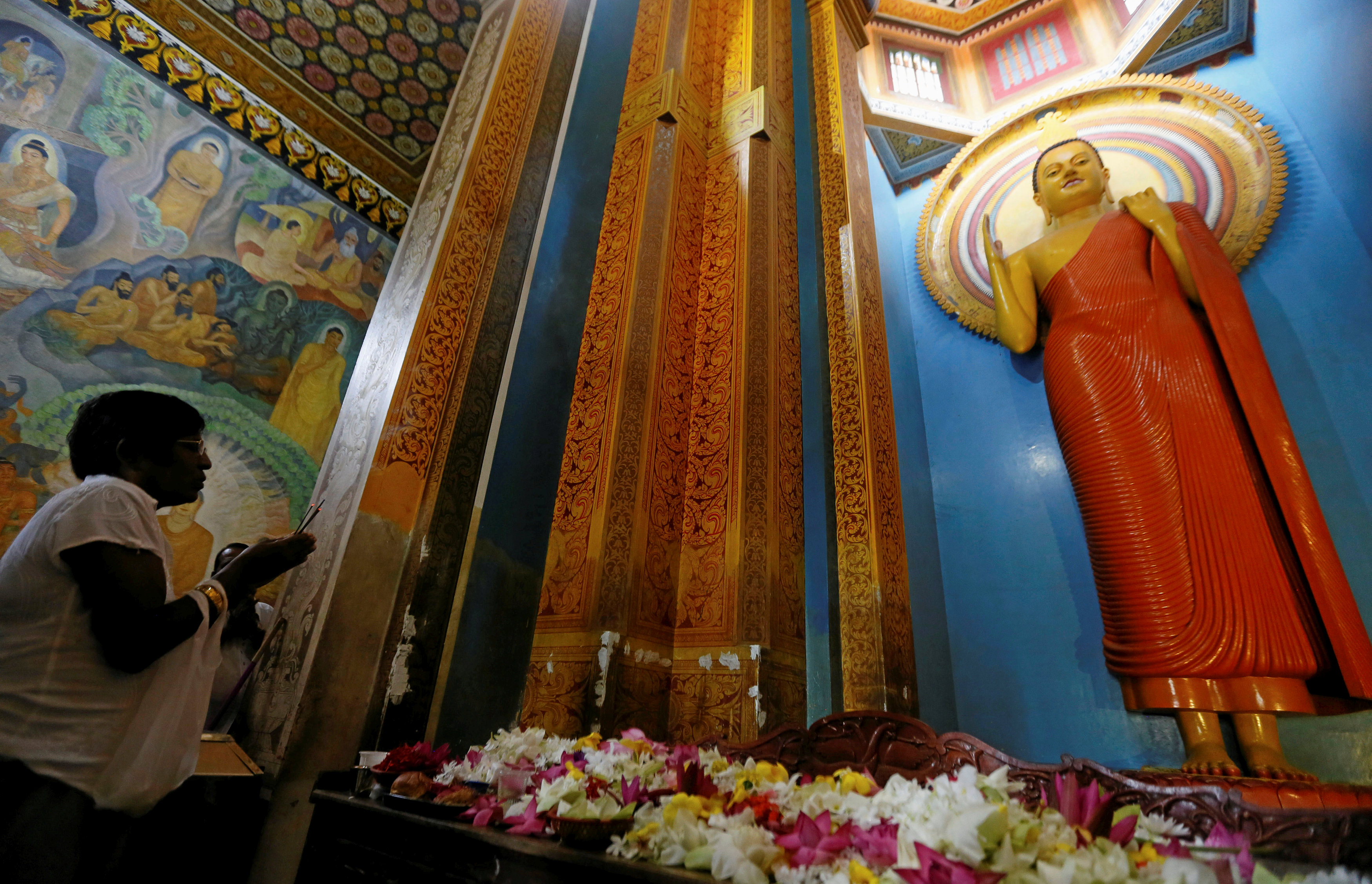 مصلى أمام تمثال بوذا احتفالا بيوم فيساك في كولومبو