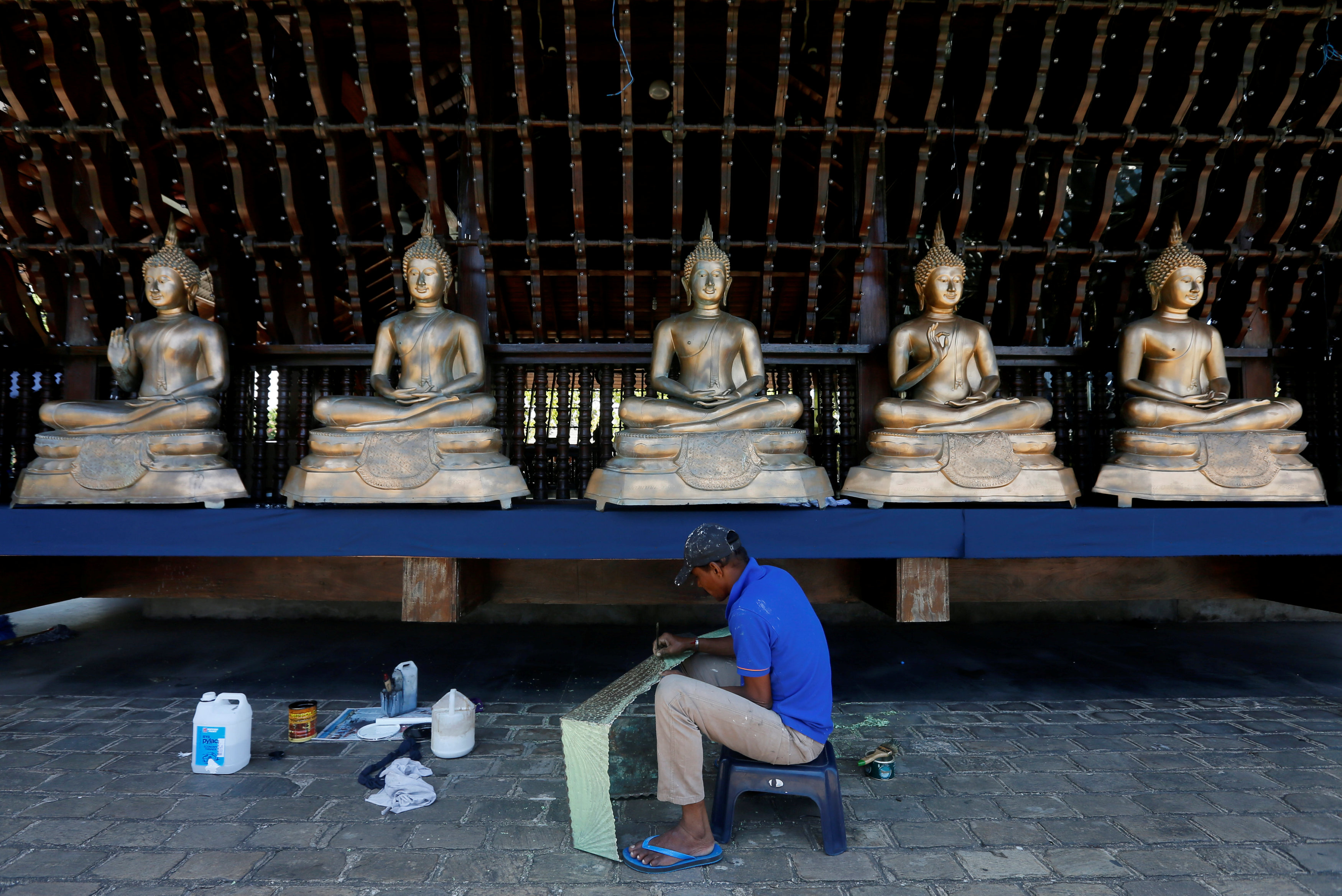 صناعة التماثيل للإله بوذا