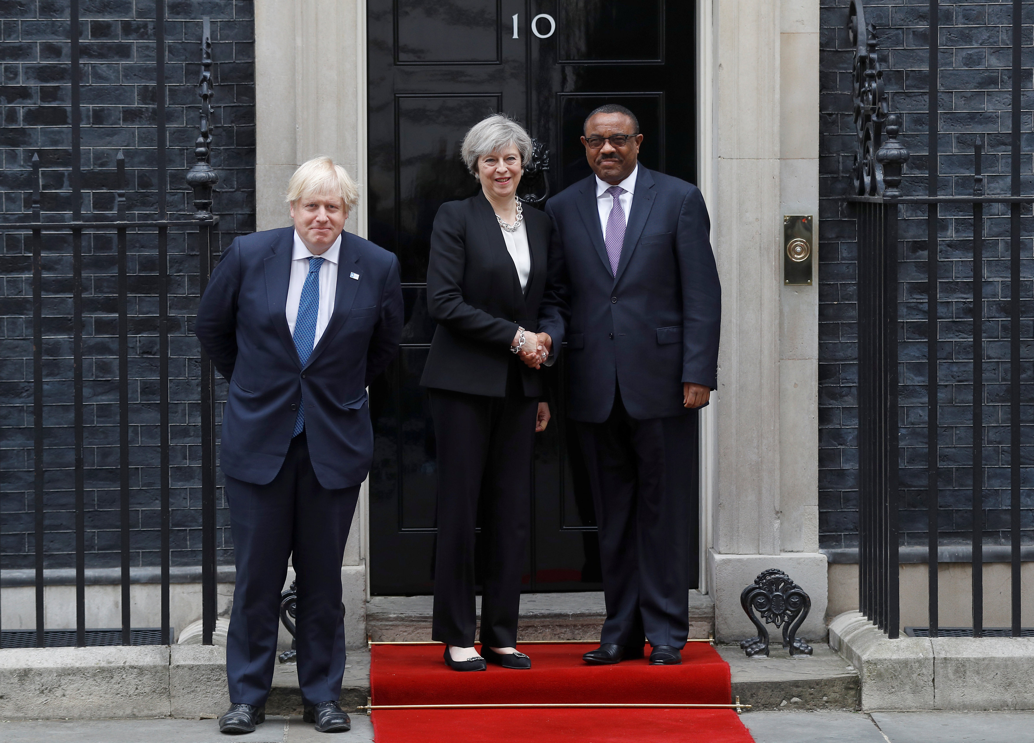 رئيس الوزراء الإثيوبى وتيريزا ماى فى حضور بوريس جونسون