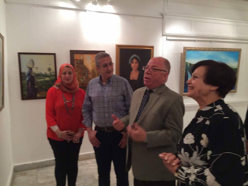 وزير الثقافة يتفقد معرض ابتسام زكي بالمركز المصري  (2)
