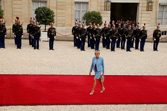 وصول زوجة الرئيس الفرنسى المنتخب لقصر الإليزيه