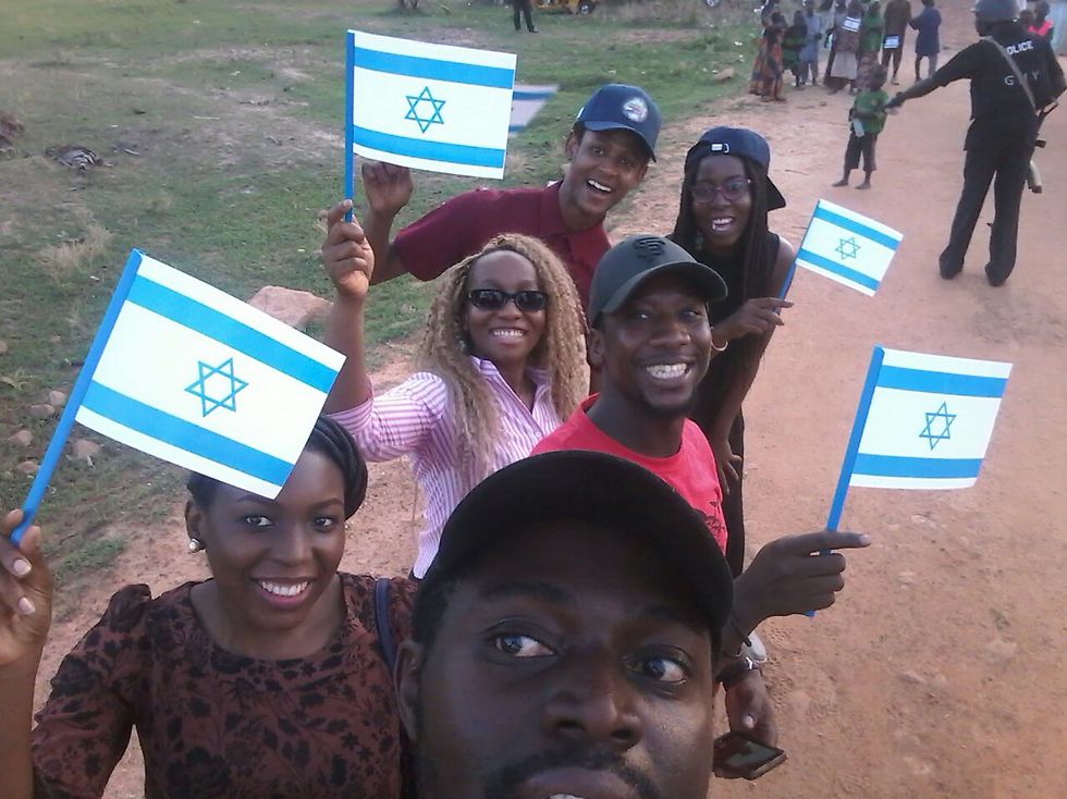 بعض مؤيدي الدولة اليهودية يحملون الاعلام الاسرائيلية بنيجيريا
