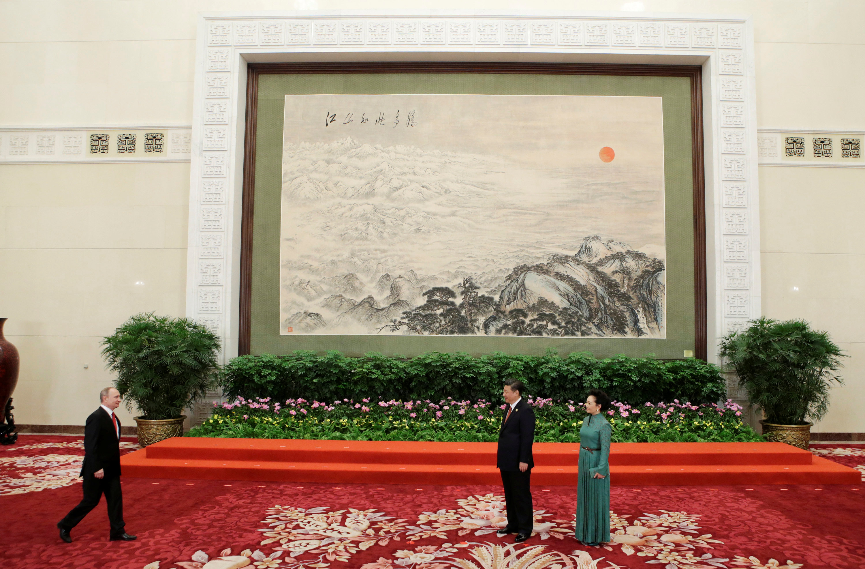 الرئيس الصينى وزوجتة فى يستقبلون بوتين