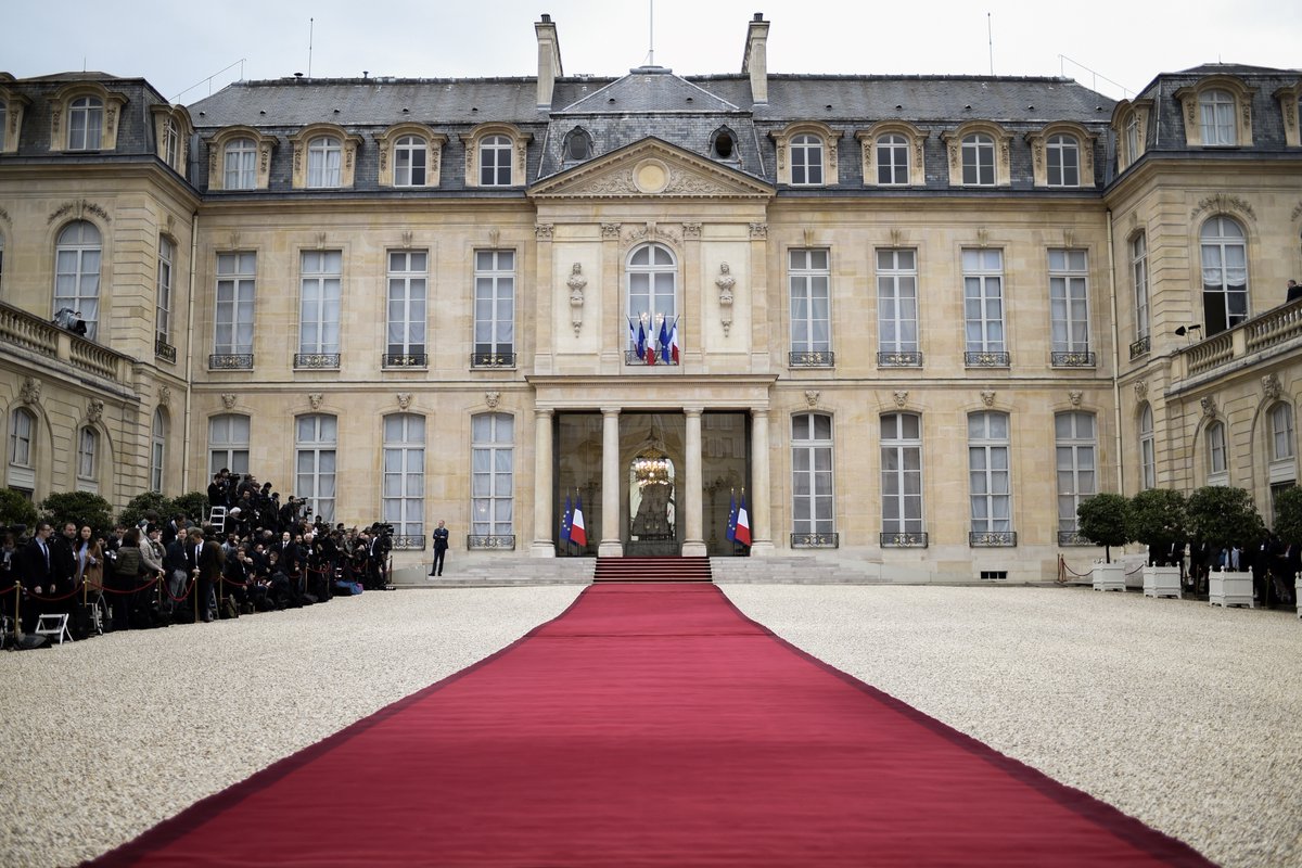 قصر الإليزيه ينتظر الرئيس الفرنسي المنتخب إيمانويل ماكرون
