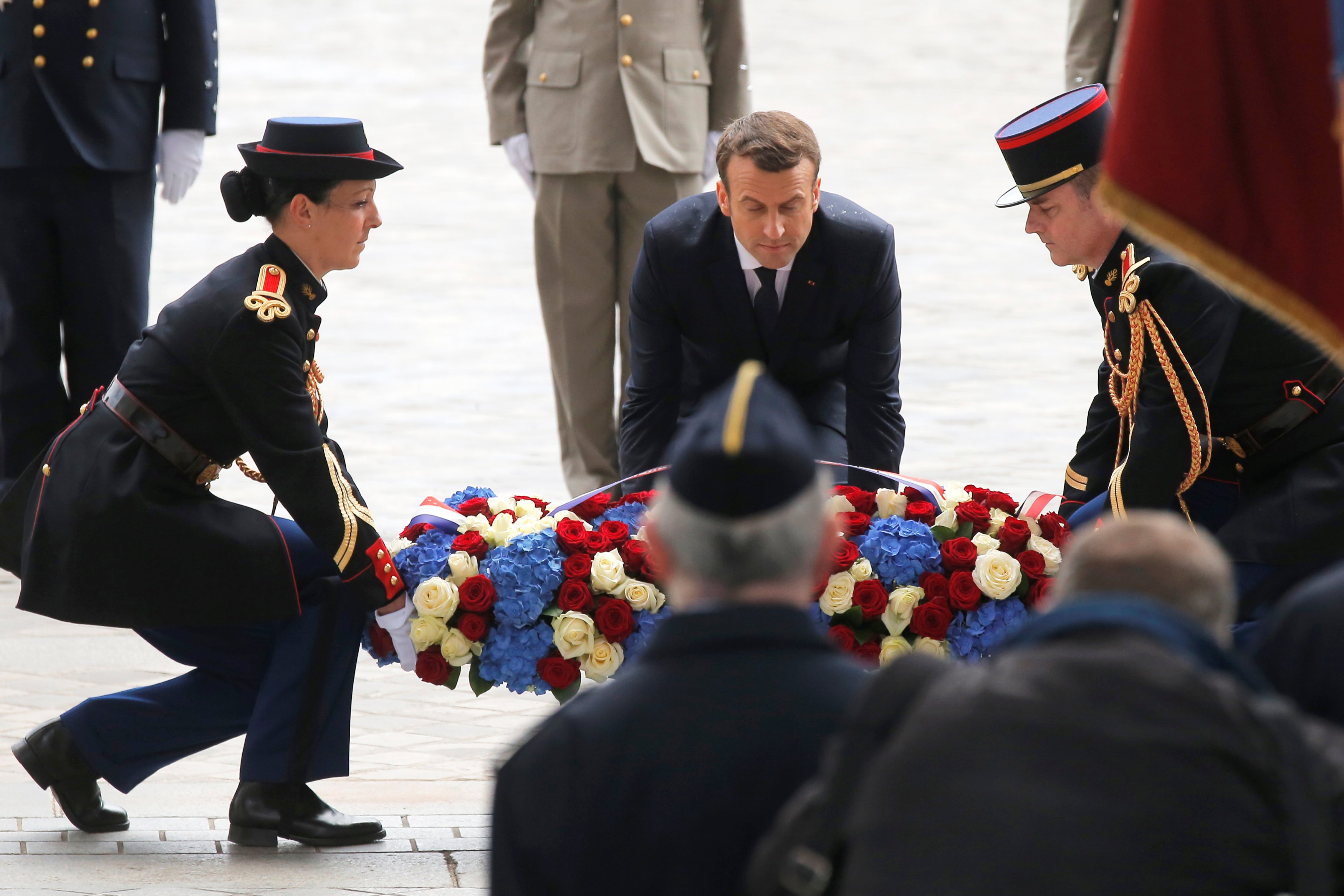 ماكرون يضع إكليلا من الزهور أمام قبر  الجندى المجهول