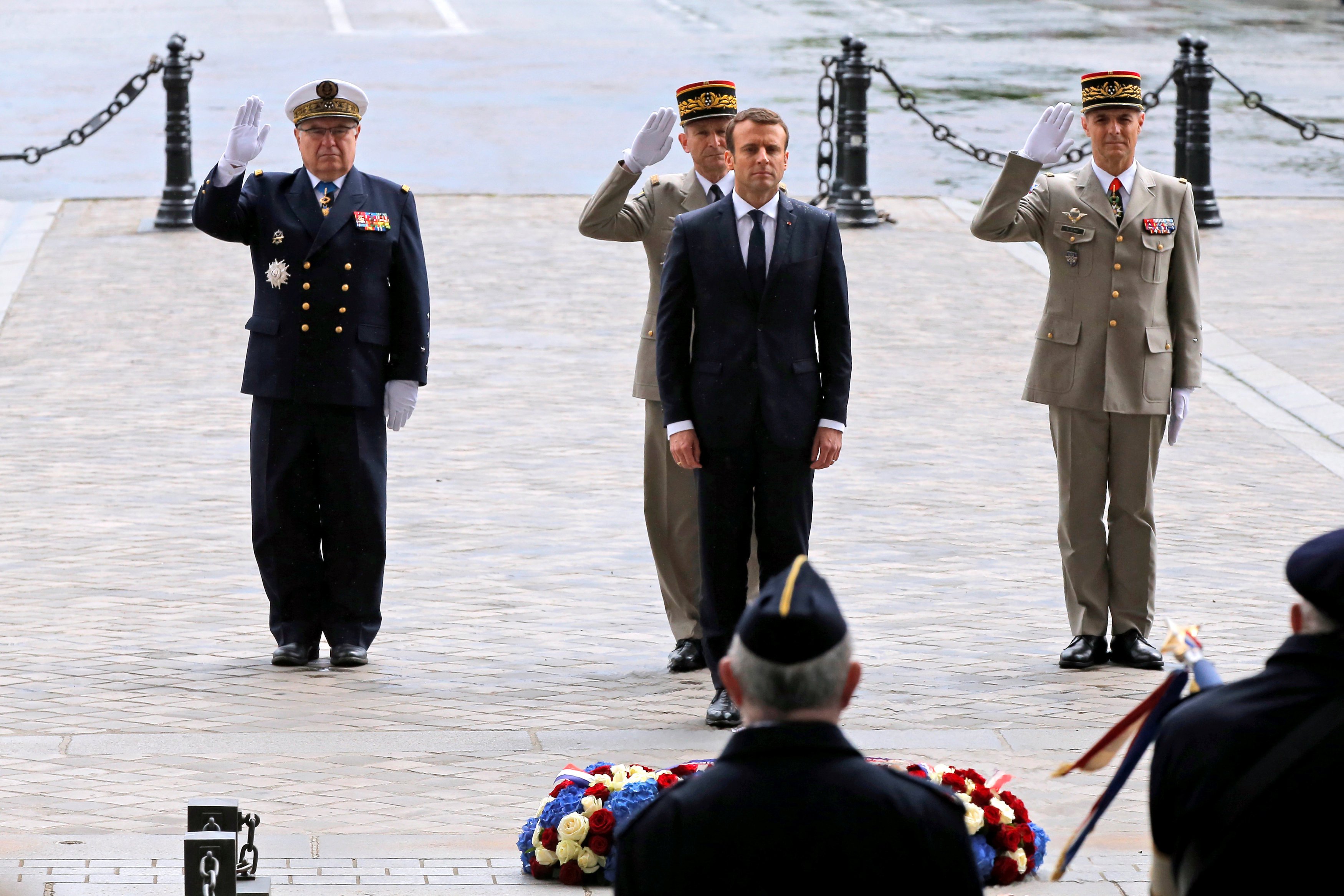 الرئيس الفرنسي يقف أمام قبر الجندى المجهول فى قوس النصر