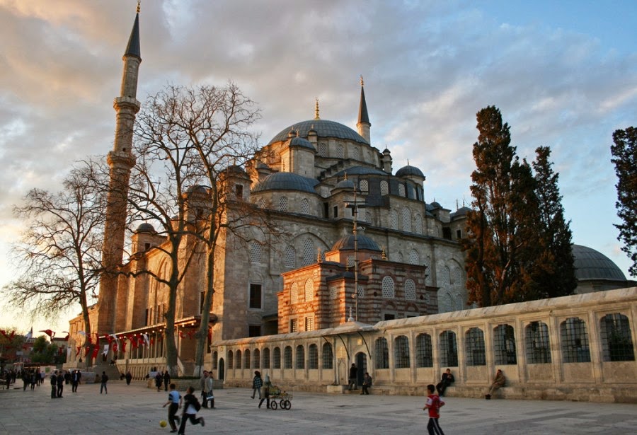 مسجد الفاتح أحد المساجد في تركيا