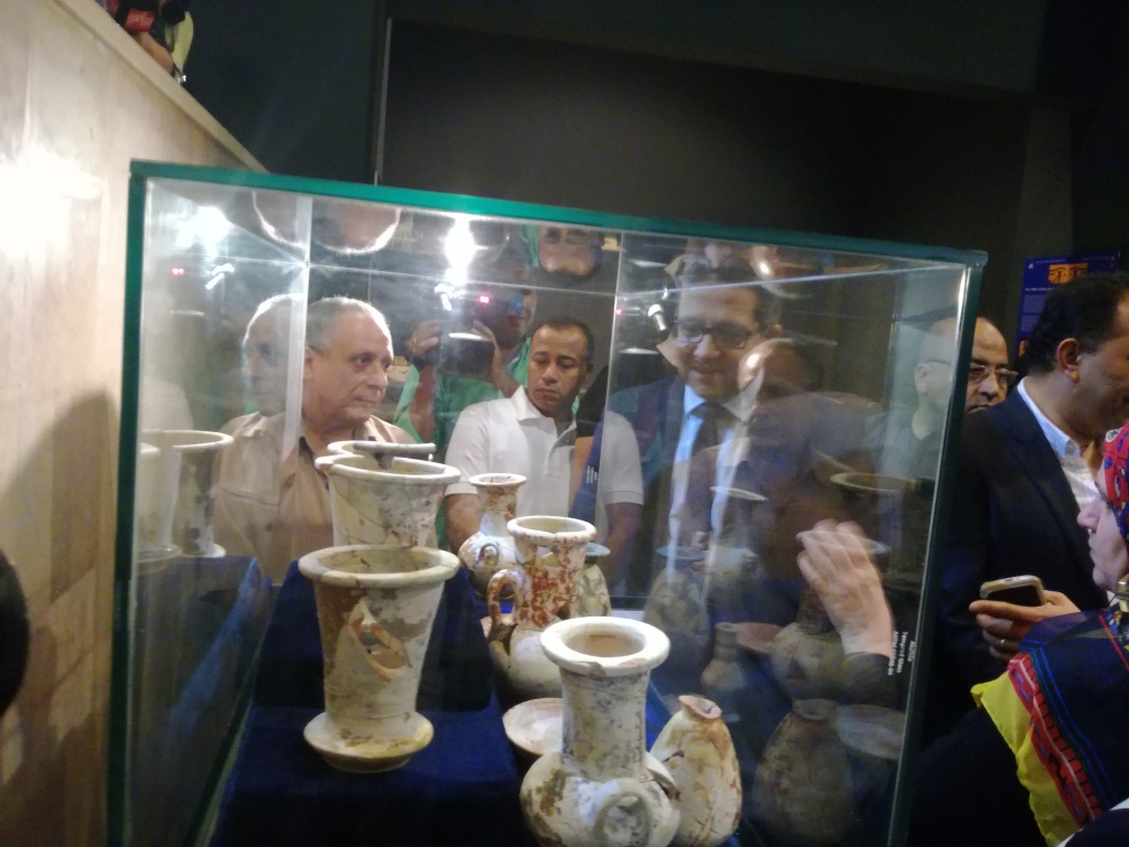 9- الوزير يتفقد مقتنيات اثرية لمقبرة اوسرحات في متحف الاقصر