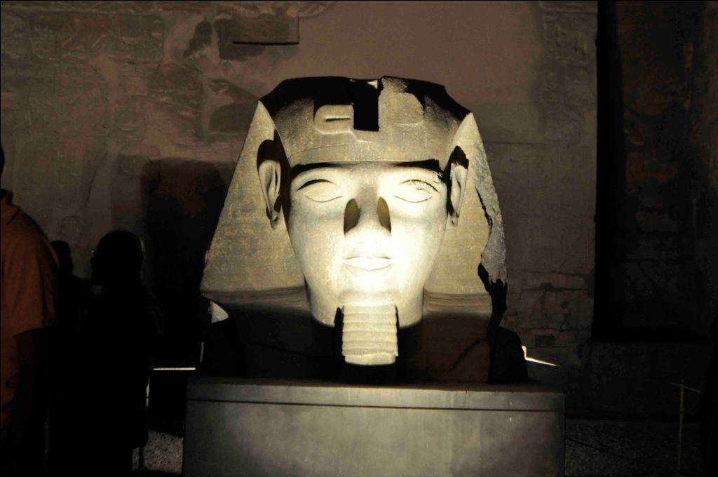 15- رأس تمثال جديد لرمسيس الثاني تنتظر الترميم بواجهة معبد الاقصر