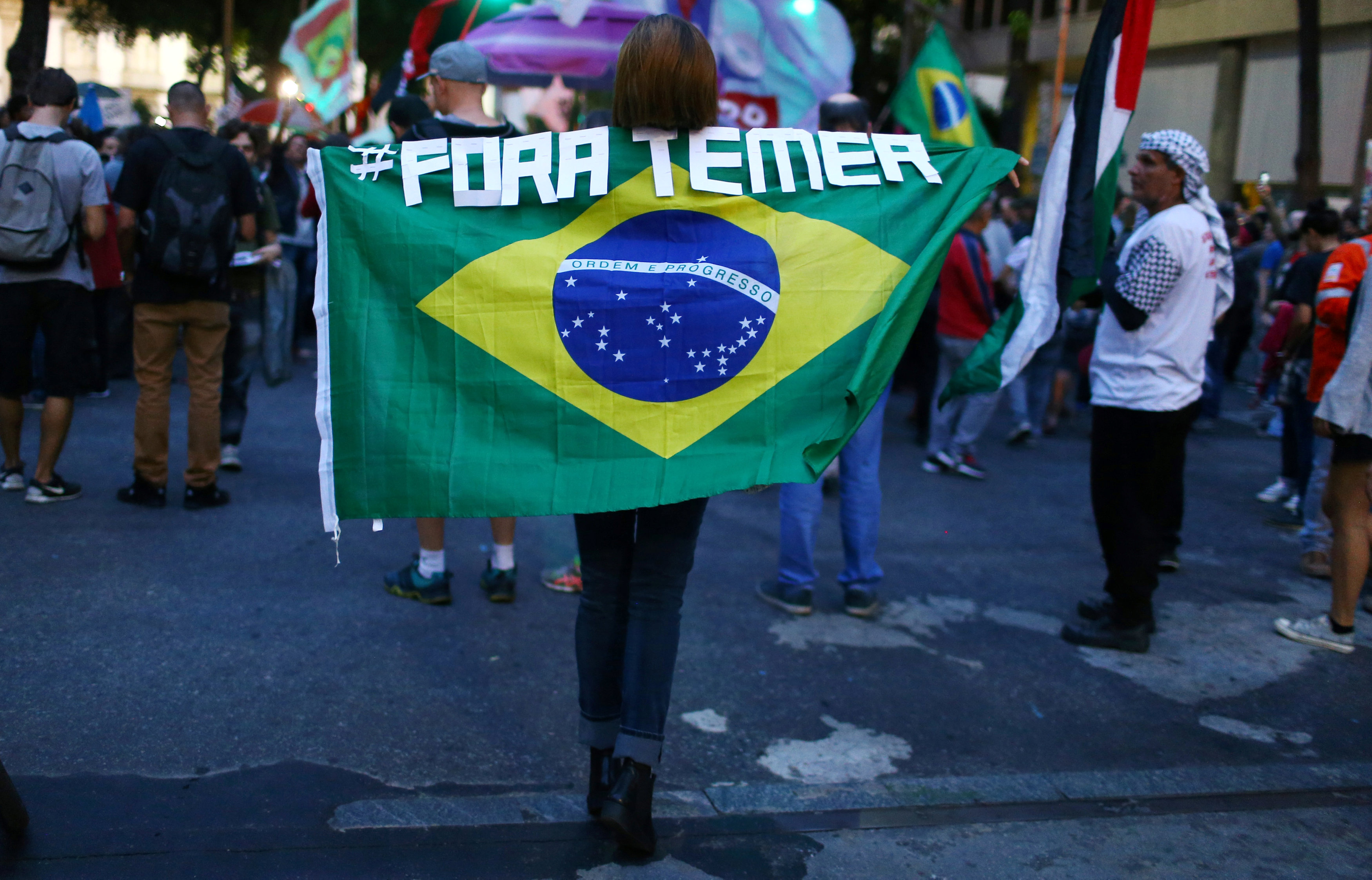 فتاة تحمل علم البرازيل