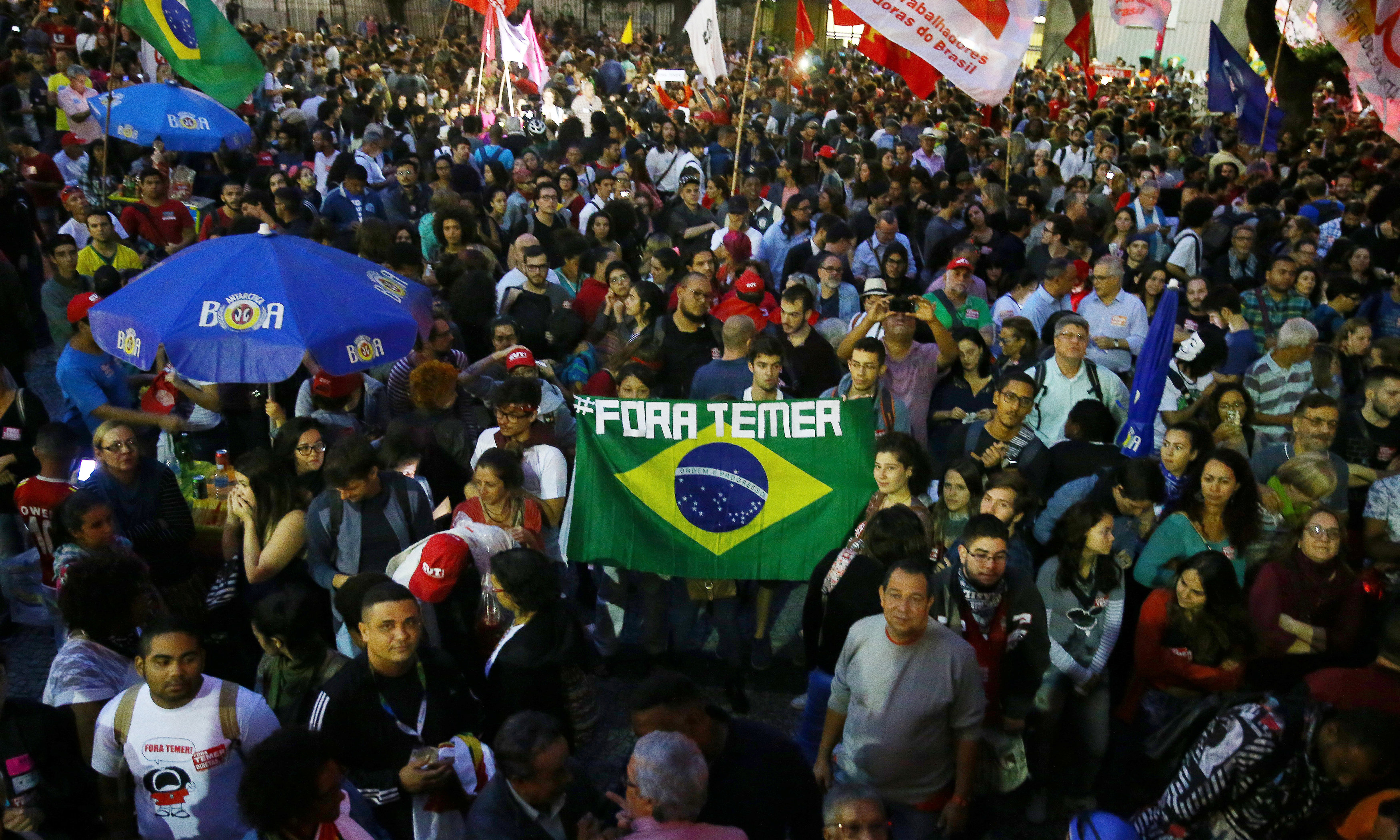 مئات البرازيليين يحتجون ضد الرئيس مشيل تامر