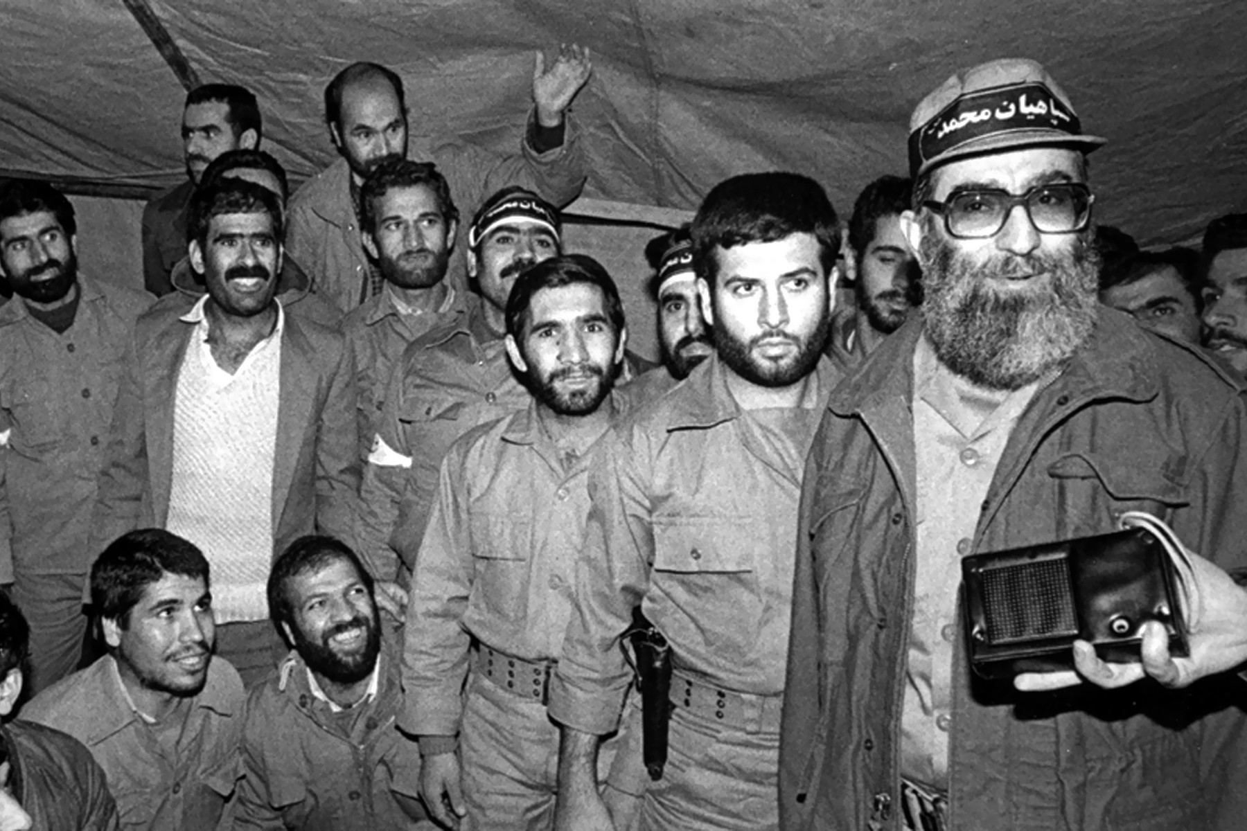 Ali_Khamenei_in_military_uniform_during_Iran-Iraq_war على خامنئي