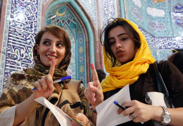 فتاتان ايرانيتنان بعد الادلاء بصوتيهما