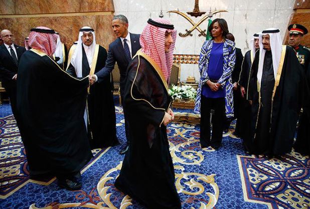 ميشيل أوباما مع زوجها خلال زيارته للسعودية عام 2015