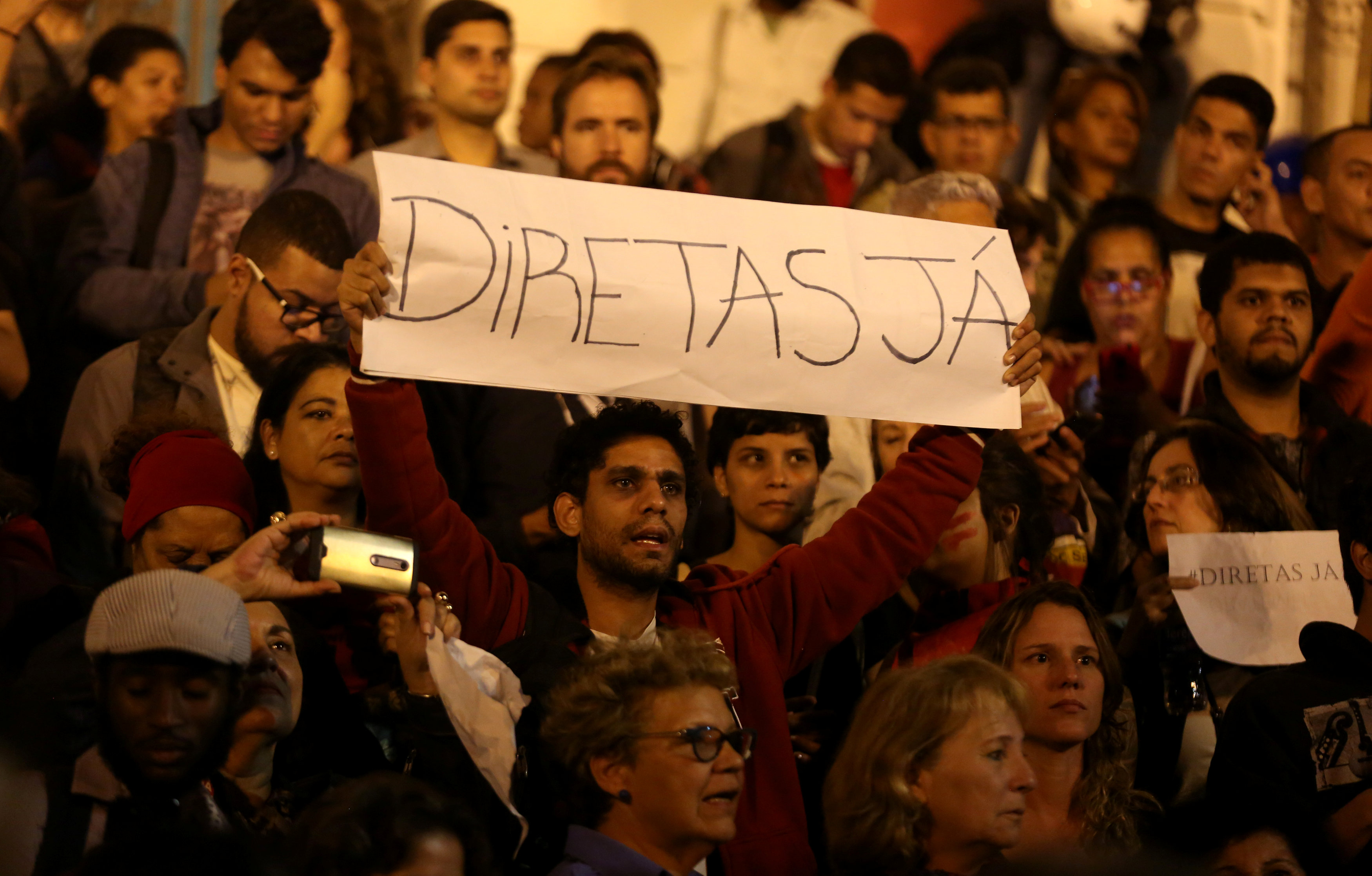 لافتات منددة بالرئيس البرازيلى