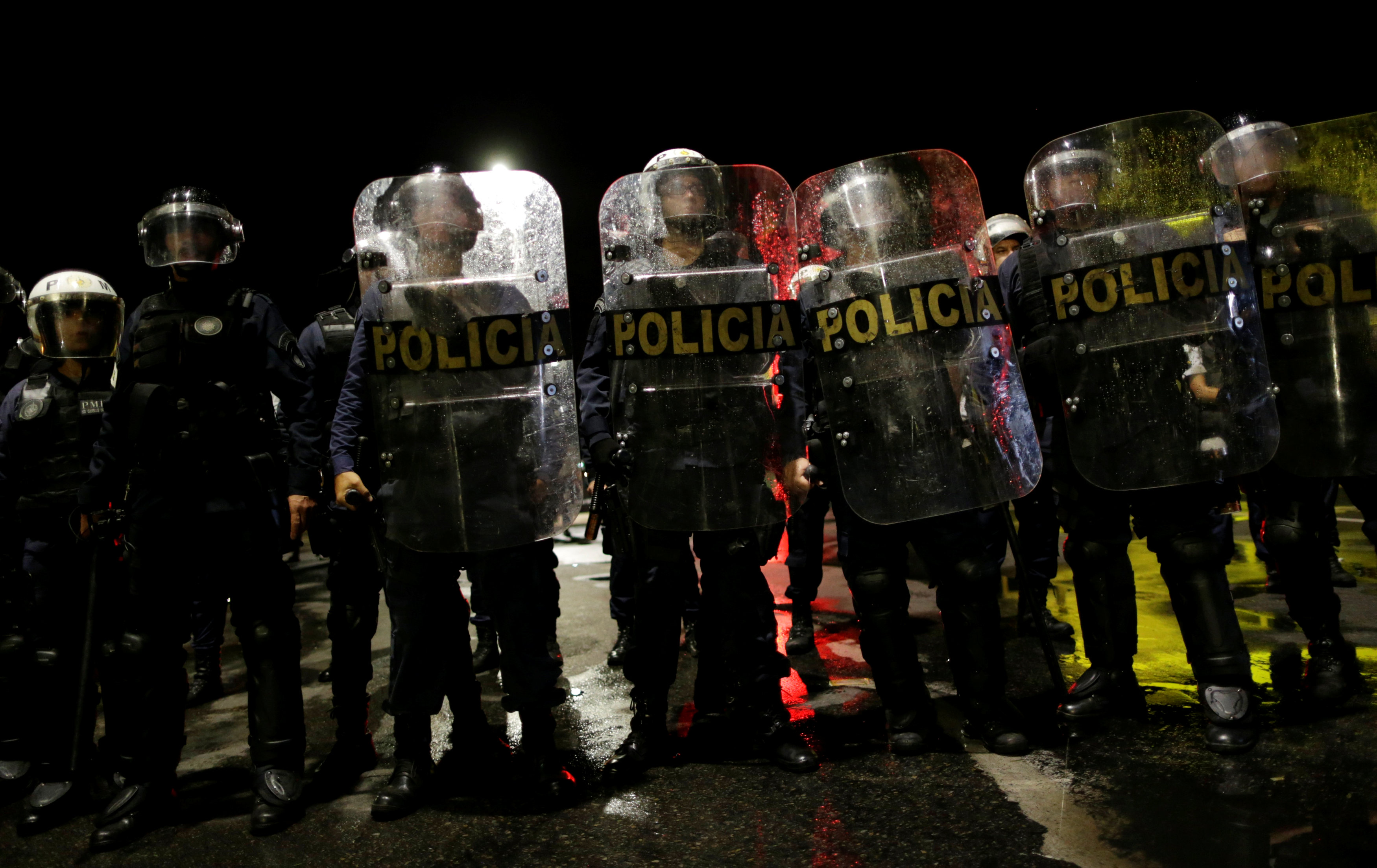 الشرطة البرازيلية تتصدى للمحتجين